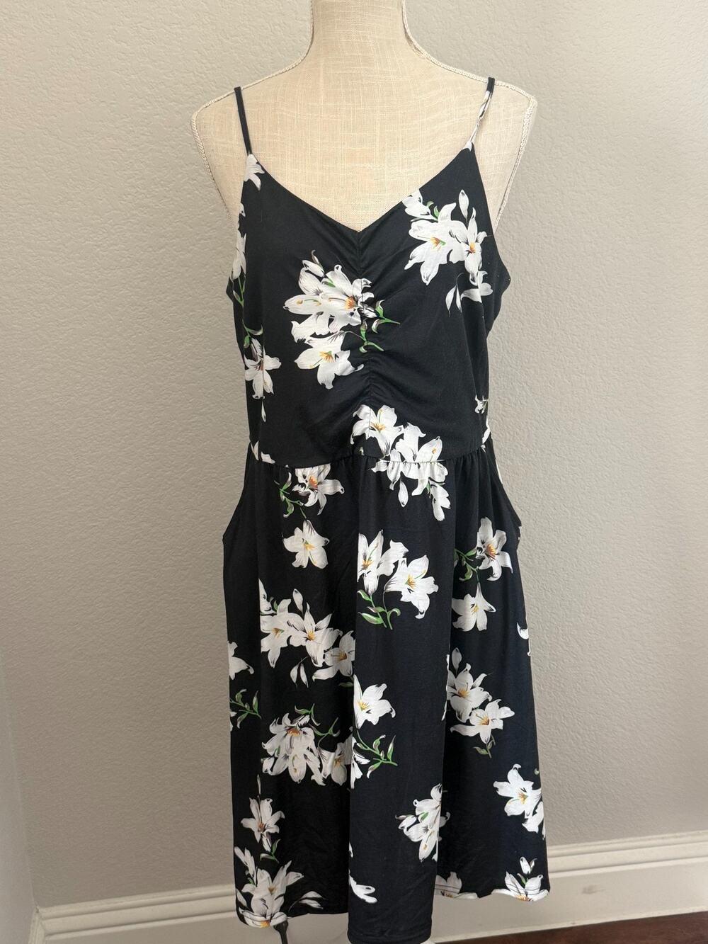 Yathon XL Black White Floral Lily Sleeveless Midi Dress Ruched Pockets Stretch